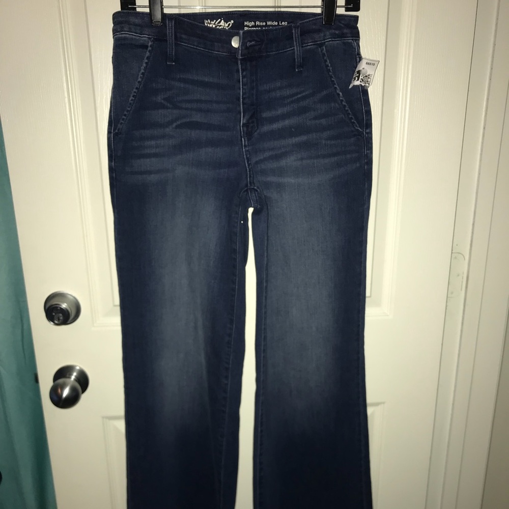 High rise, wide leg, medium wash jeans!